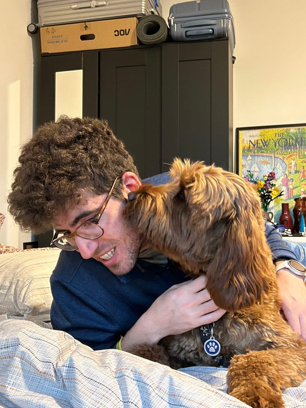 A doodle giving Panos a kiss on the couch